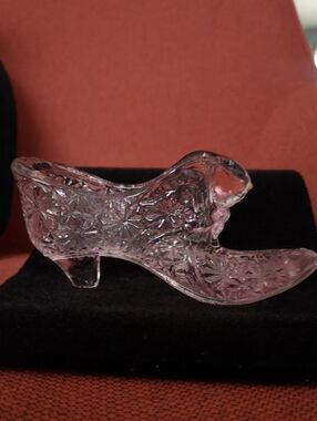 Lovely Vintage Light Pink (Likely) Fenton Daisy and Button Cat Face Glass Shoe